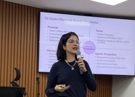Dra. Danielle Laperche apresentando aula sobre decisão terapêutica em oncologia